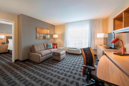 Habitación de hotel con sofá y sala de estar. en TownePlace Suites by Marriott Ottawa Kanata, en Ottawa