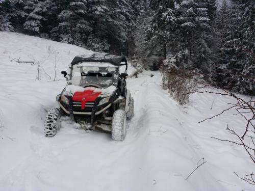 a jeep driving down a snow covered path at Apartament u Ewki in Rdzawka