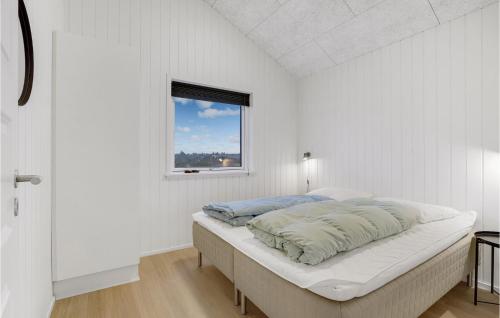 Postel nebo postele na pokoji v ubytování Amazing Home In Skjern With Sauna