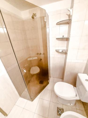 a bathroom with a shower and a toilet at Hermoso Departamento amplio con BALCÓN in Córdoba