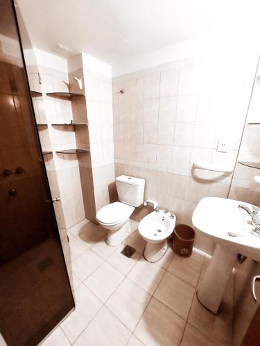 a bathroom with a toilet and a sink at Hermoso Departamento amplio con BALCÓN in Córdoba