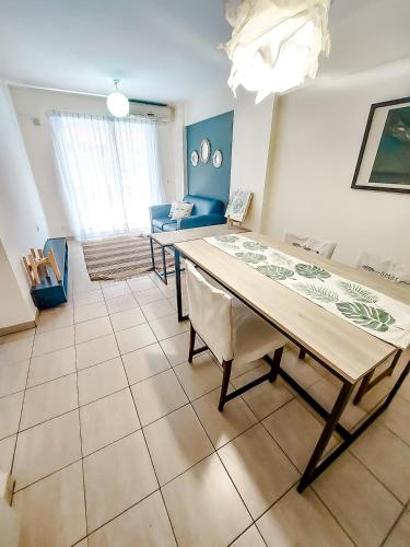 een eetkamer met een tafel en een bank bij Hermoso Departamento amplio con BALCÓN in Cordoba