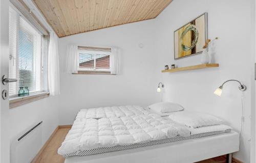 1 dormitorio blanco con 1 cama y 2 ventanas en R Golfferiehuse, en Rø