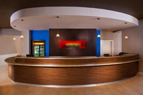 a lobby with a bar with a drink at Courtyard by Marriott Sandestin at Grand Boulevard in Destin