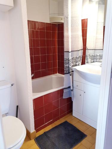 une salle de bain avec une baignoire, des toilettes et un lavabo dans l'établissement JEAN BART I Joli T2 cabine proche plage Richelieu Cap d'Agde, au Cap d'Agde