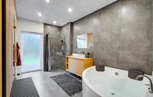 Koupelna v ubytování Gorgeous Home In Thyholm With Wifi