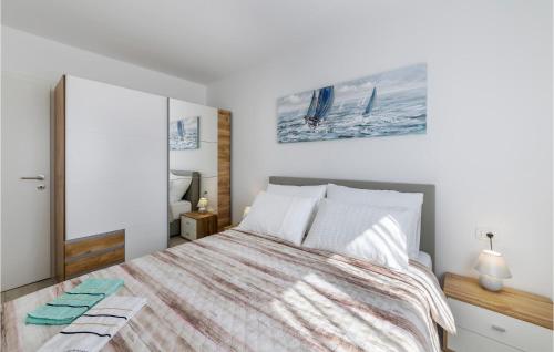 - une chambre avec un lit aux murs blancs dans l'établissement Beautiful Apartment In Pula With Wifi, à Pula