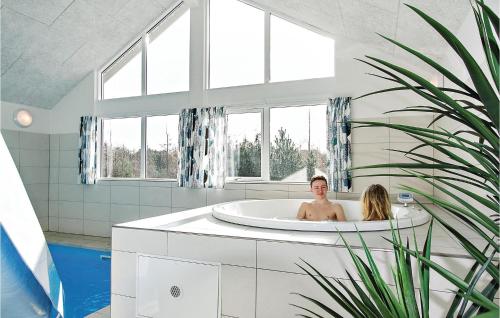 FjellerupにあるAwesome Home In Glesborg With Saunaの浴槽の男女