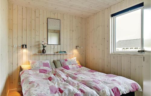 Fjellerup的住宿－Awesome Home In Glesborg With Sauna，一间带床的卧室,位于带窗户的房间内