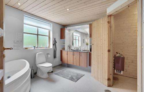 y baño con bañera, aseo y lavamanos. en Stunning Home In Lgstr With Wifi en Trend