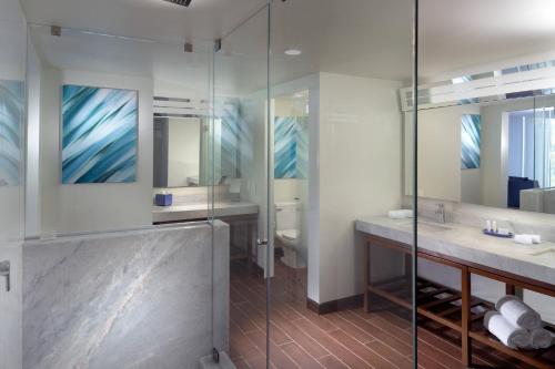 een badkamer met 2 wastafels en een douche bij Courtyard by Marriott Queretaro in Querétaro