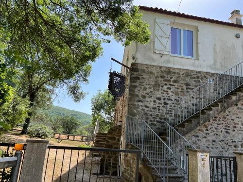 Το κτήριο όπου στεγάζεται  η παραθεριστική κατοικία