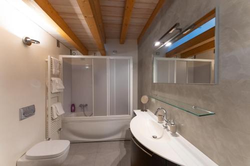 een badkamer met een wastafel, een toilet en een bad bij Apartment Sant'Alessandro 19 - Sostify in Bergamo