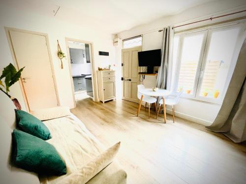 Kuchyňa alebo kuchynka v ubytovaní Maisonnette studio bas Suquet, 200m plages, 700m palais, au calme