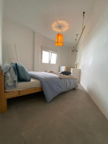sypialnia z łóżkiem w białym pokoju w obiekcie Nueve Pies Surf house w mieście Las Palmas de Gran Canaria