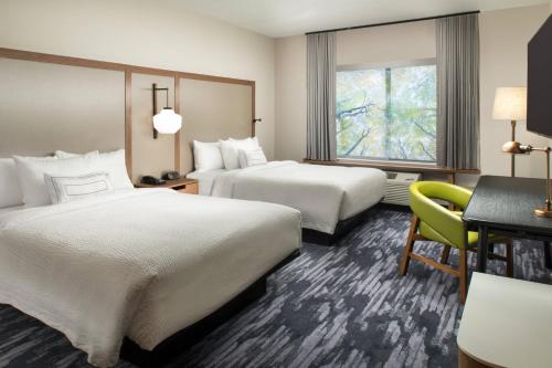 ein Hotelzimmer mit 2 Betten, einem Stuhl und einem Fenster in der Unterkunft Fairfield Inn & Suites by Marriott Athens in Athens
