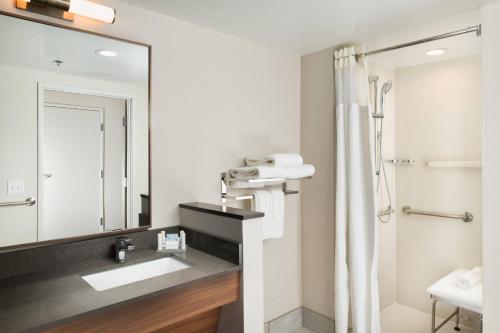 een badkamer met een wastafel en een spiegel bij Fairfield Inn & Suites by Marriott Athens in Athens