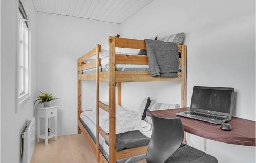 Zimmer mit einem Schreibtisch, einem Laptop und einem Etagenbett. in der Unterkunft 3 Bedroom Amazing Home In Kirke Hyllinge in Kirke-Hyllinge