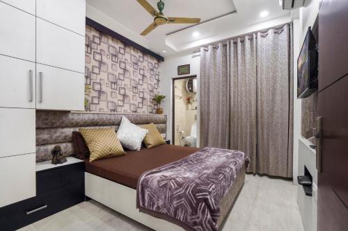 a small bedroom with a bed in a room at Homlee Villa Apartment with kitchen in East Delhi- Ghaziabad in Ghaziabad