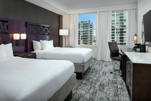 Ein Bett oder Betten in einem Zimmer der Unterkunft Courtyard by Marriott San Diego Downtown