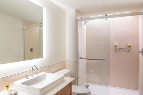 スコッツデールにあるElement Scottsdale at SkySongのバスルーム(洗面台、トイレ、シャワー付)
