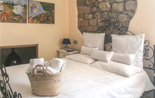 Amazing Home In Ficarra With Wifi tesisinde bir odada yatak veya yataklar