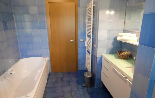 baño de azulejos azules con bañera y lavamanos en Vistazzurra B&B, en Ancona