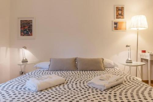a bedroom with a bed with two towels on it at iFlat Apê Ponte Sisto in Rome