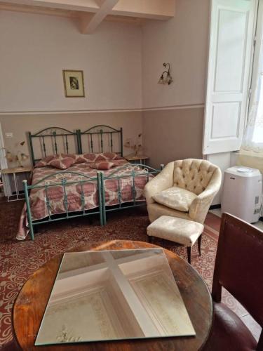 a bedroom with a bed and a table and a chair at B& B Cà de Andreas in Catania
