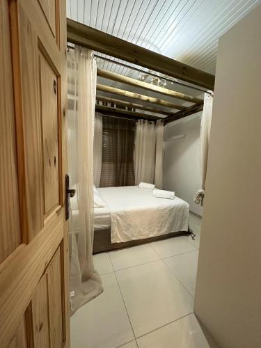 Habitación con cama en habitación con ventana en Maison de 3 chambres avec piscine privee jardin clos et wifi a Sainte Rose, en Sainte-Rose