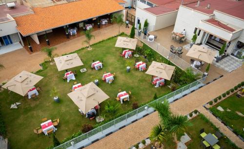 Сад в Madras Hotel and Apartments