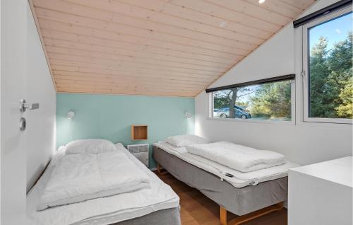 Duas camas num quarto com uma janela em Beautiful Home In Lkken With Wifi em Grønhøj