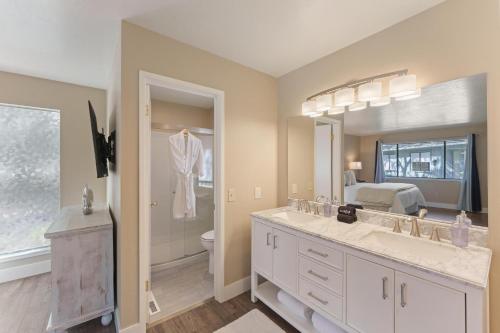 bagno con lavandino, servizi igienici e specchio di 3880 Casa Azul home a Pebble Beach