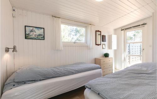 a bedroom with two beds and a window at El-bo in Snogebæk