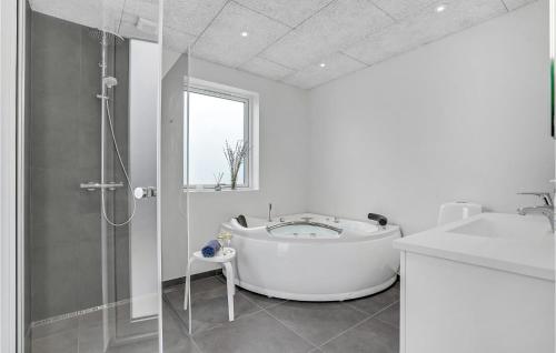 Koupelna v ubytování Nice Home In Harbore With Wifi