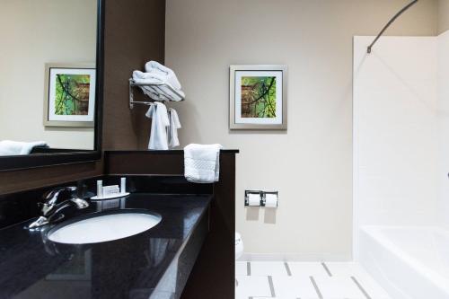 納基托奇的住宿－納基托什萬豪酒店費爾菲爾德客棧及套房，一间带水槽和镜子的浴室