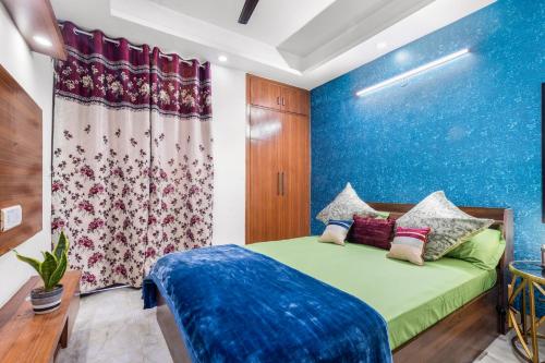 Postel nebo postele na pokoji v ubytování Homlee-Divya 3BHK-Vaishali Metro-Lift-Max Hospital
