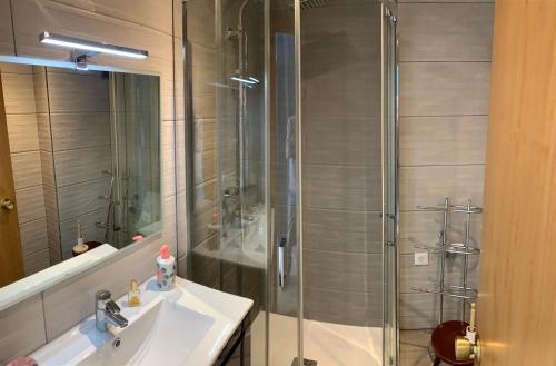エンプリアブラバにあるAwayDays - MIAMI 3 - Studio 2-4 pのバスルーム(洗面台、ガラス張りのシャワー付)