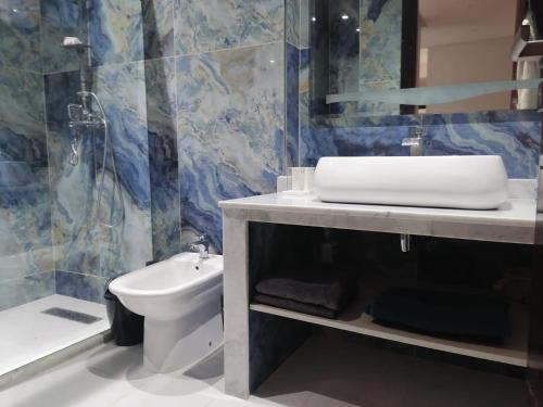 appartement en plein centre de casablanca في الدار البيضاء: حمام مع حوض ومرحاض وحوض استحمام