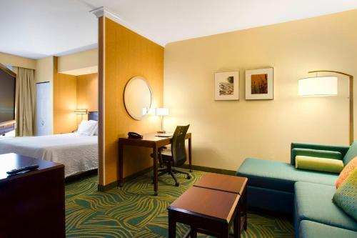 um quarto de hotel com uma cama, um sofá e uma secretária em SpringHill Suites by Marriott Omaha East, Council Bluffs, IA em Council Bluffs
