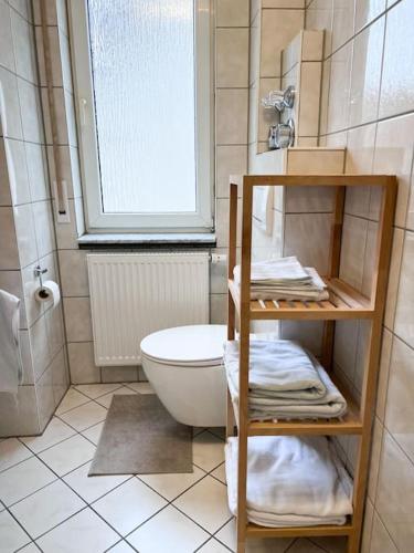 a bathroom with a toilet and a window at Neu sanierte Einzimmerwohnung in Bad Nauheim