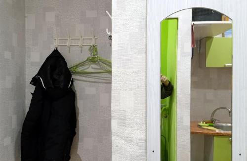 una borsa nera appesa a un muro accanto a un lavandino di Vitalija a Riga