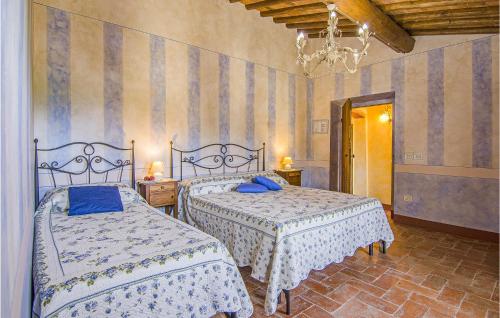 1 Schlafzimmer mit 2 Betten und blauen Kissen in der Unterkunft Le Fonti in Monticello