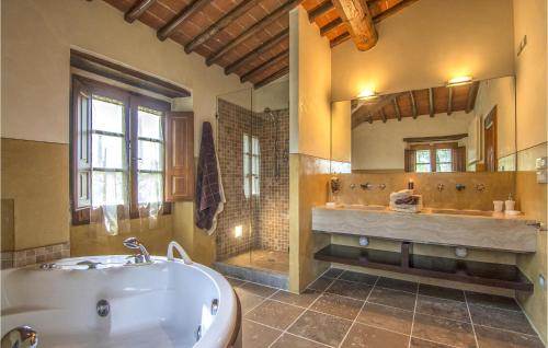 ein großes Bad mit einer Badewanne und einer Dusche in der Unterkunft Le Fonti in Monticello
