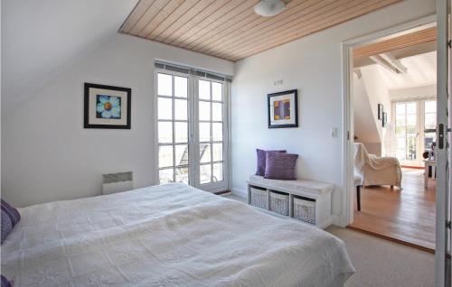 una camera con un grande letto bianco di Pet Friendly Apartment In Nykbing Sj With Wifi a Højby
