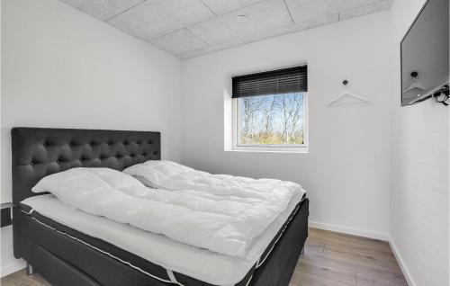 Ένα ή περισσότερα κρεβάτια σε δωμάτιο στο Amazing Home In Rømø With Kitchen