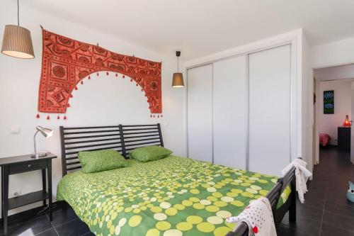 Ένα ή περισσότερα κρεβάτια σε δωμάτιο στο apartment with amazing sea view