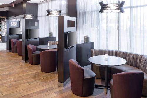 a restaurant with tables and chairs in a room at Courtyard Phoenix Chandler/Fashion Center in Chandler