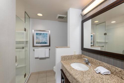 La salle de bains est pourvue d'un lavabo, de toilettes et d'un miroir. dans l'établissement Courtyard by Marriott San Diego Oceanside, à Oceanside