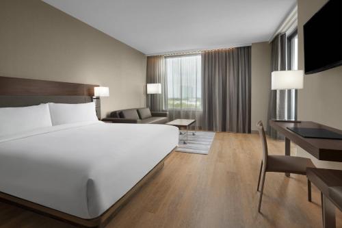 een hotelkamer met een bed en een bureau bij AC Hotel by Marriott Fort Lauderdale Sawgrass Mills Sunrise in Sunrise